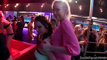 Σκηνή αυνανισμού με τη δελεαστική χχχ πορνεσ Αθηνά Φάρις και τη Σκάρλετ Σέιτζ από τους Cherry Pimps